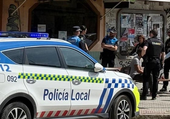 Policía Local y Nacional en un altercado en la plaza Santiago este viernes por la mañana.