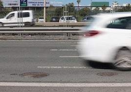 Baches en una carretera de Málaga a causa de las últimas lluvias.