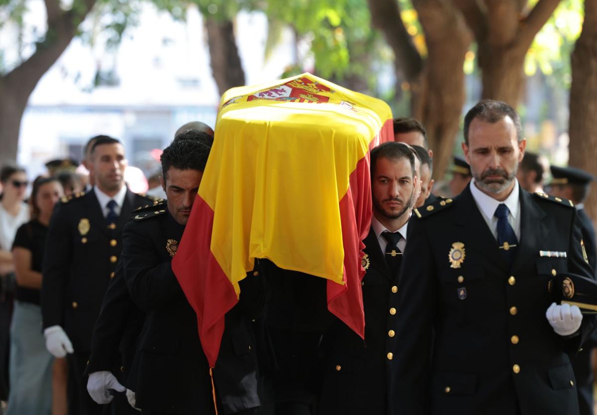 Dos policías locales rescataron al subinspector Antonio de su coche en llamas en Torremolinos