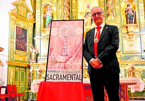 Javier Montero, junto al cartel anunciador del 500 aniversario de la Hermandad Sacramental de Marbella.