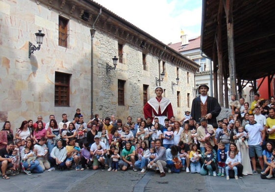 Las y los nuevos bergareses acompañados de sus familiares posaron tras recibir el pañuelo de fiestas.