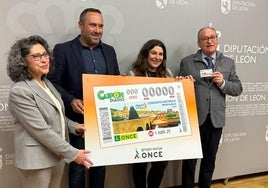 Momento de la presentación del cupón de la Once con la imagen de Molinaseca.