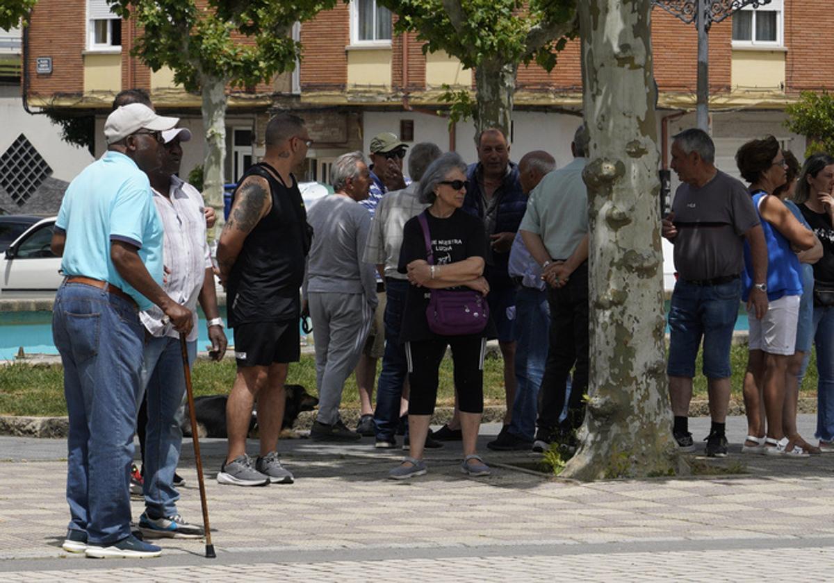 Vecinos de Bembibre en la plaza Santa Bárbara el día del trágico suceso.