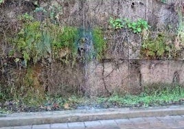 Imagen de la «catarata constante» que soporta el talud en la calle Ayuntamiento, a la altura del número 24.