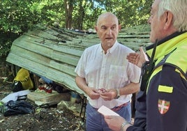 El concejal de Seguridad Ciudadana, Ángel Madrazo, junto a la Policía y varios enseres, en plena intervención.