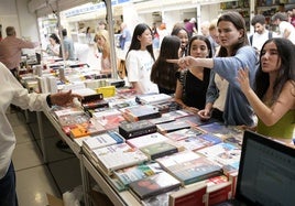Lectores, en las casetas recién inauguradas en la Feria del Libro de Bilbao.