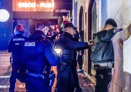 Un operativo nocturno de la Ertzaintza en Vitoria.
