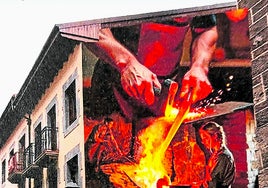 Artziniega embellece su casco histórico con un mural sobre la fragua