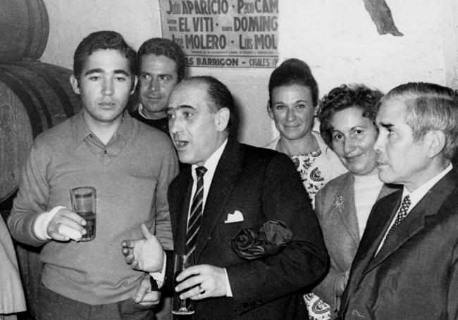A la izquierda, el matrimonio, en el festival taurino de Cigales de 1969.