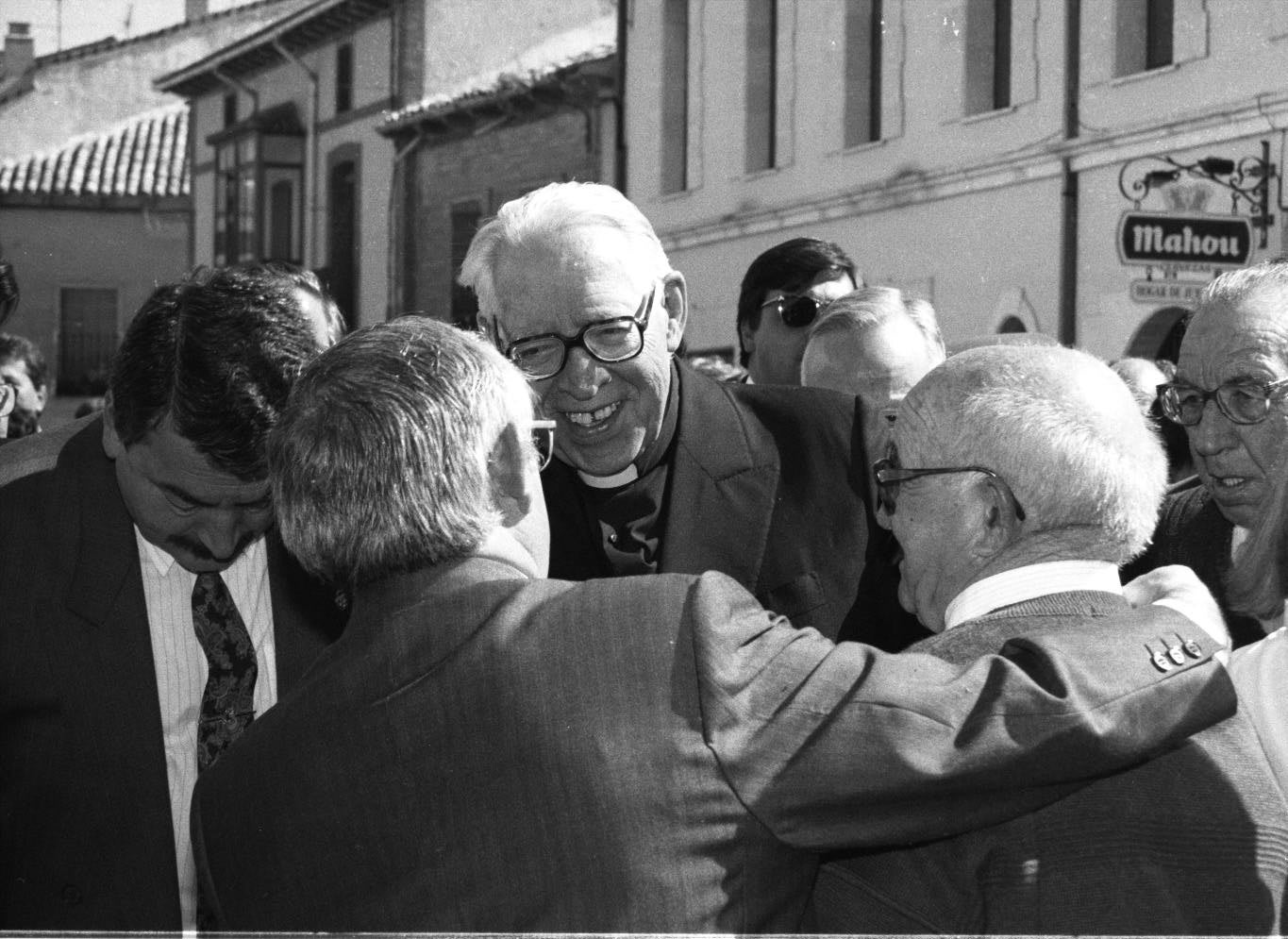 El cardenal Marcelo González recibe la Medalla de Oro de Villanubla. 30 de septiembre de 1996.