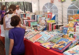 Varias personas ojean libros en una edición anterior de la feria.
