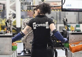 Un trabajadora de Horse en la factoría de motores de Valladolid en una imagen de archivo.