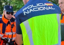 Policías y miembros de Protección Civil coordinan la búsqueda.
