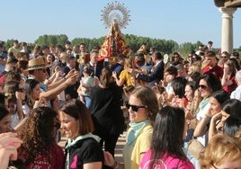La procesión de la Virgen del Bustar, en Carbonero el Mayor, se abre paso entre los bailes y los aplausos de la multitud.