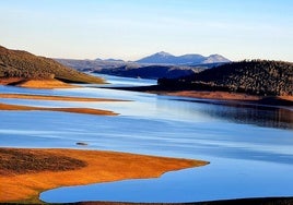 Panorámica del embalse de Cijara. Ahora está casi al 80% de su capacidad, con 1.196 hectómetros cúbicos embalsados.