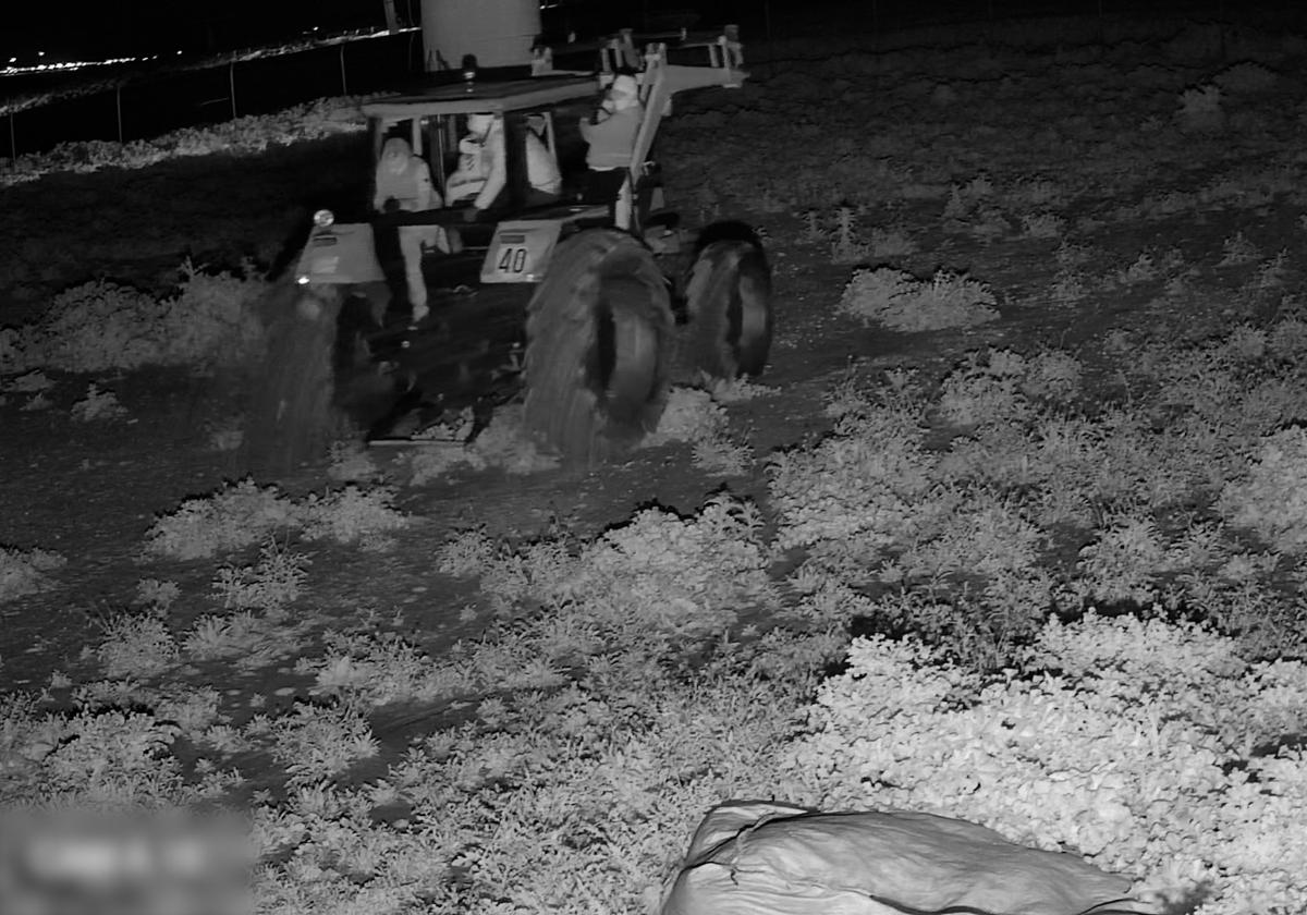 Imagen captada de miembros de la 'Mafia del Cobre' montados en un tractor durante uno de los robos.