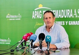 El presidente de Apag Extremadura Asaja, Juan Metidieri, en rueda de prensa.