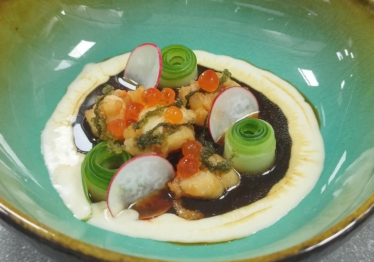 Imagen principal - Salpicón de camarón de agua dulce de Mauricio con escabeche de pollo, patata aliñá y torrija caramelizada con helado de queso de la Serena.