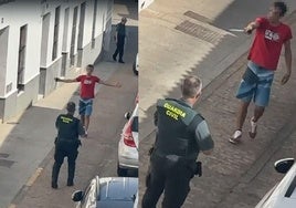 Dos fotogramas del vídeo en el que se le ve amenazar con el cuchillo a un agente.