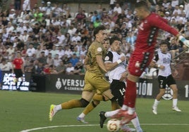 Liberto Beltrán en una acción con Aitor Fraga en el partido de ida.