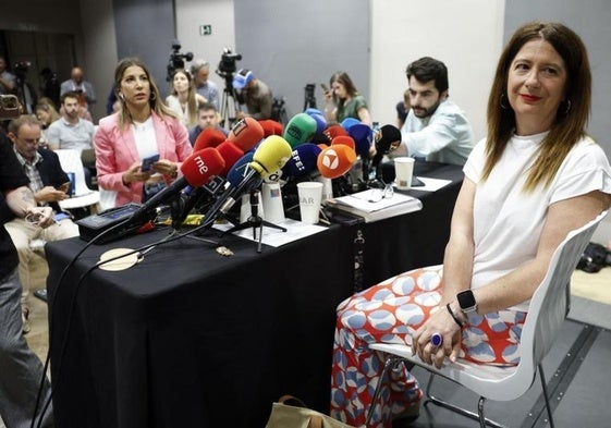La exmilitante socialista Leire Díez comparece este miércoles ante los medios después de solicitar su baja en el PSOE, donde declaró este martes por el expediente que tenía abierto al conocerse
