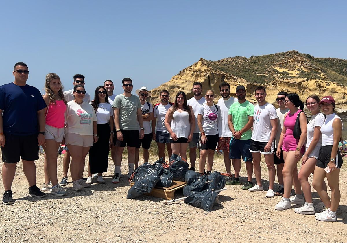 Jóvenes de NNGG de Pulpí y Águilas recogen residuos en las playas de Los Cocedores y La Carolina