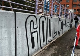 Diosdado pinta su mural en el polideportivo de Villamediana.