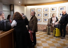 Clientes en el mostrador del Balneario TermaEuropa Arnedillo, que no han cancelado planes pese a que los viajes para muchos de ellos fueron un poco más largos.