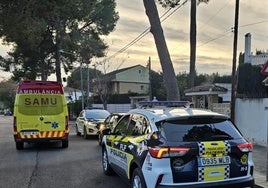 Coches para la emergencia estacionados en Paterna.