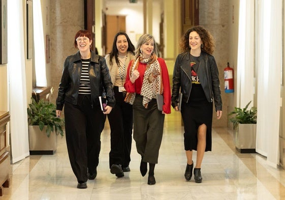 La portavoz de Compromís en el Congreso, Águeda Micó (1i); la portavoz de Sumar en el Congreso, Verónica Martínez (c) y la diputada de Sumar Aina Vidal.