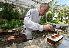 Pablo González, en el 'Living lab' de su restaurante, preparando unas tartaletas con tomate.
