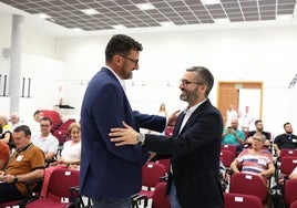 Ginés Ruiz Maciá junto a Francisco Lucas, este viernes, en el Comité Municipal que aprobó la convocatoria de las primarias municipales