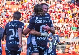 Flakus y Pedro Benito se abrazan tras el 0-1 en Tarragona.