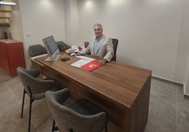 El propietario de EGECON Inmuebles, Fulgencio Egea García, en su despacho.