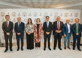 La alcaldesa de Jumilla, Seve Gónzalez López (4ª izq.), junto a las autoridades asistentes al certamen.