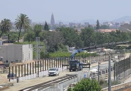 Tramo aún en obras de la llegada de la Alta Velocidad entre Barriomar y Nonduermas, con la torre de la Catedral al fondo.
