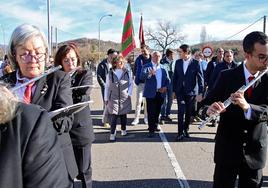 El consejero de Medio Ambiente, Vivienda y Ordenación del Territorio, Juan Carlos Suárez-Quiñones,, con el alcalde de Valderrueda, Esteban González