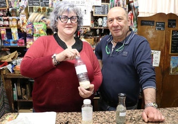 Arenas del mundo en una botella: el bar leonés que guarda miles de playas