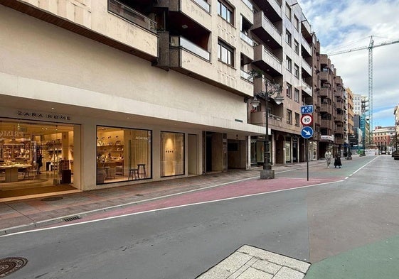 Imagen del centro de León donde cerrará una de las tiendas de la firma.