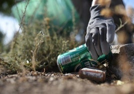 Recogida de basura en el medio natural.