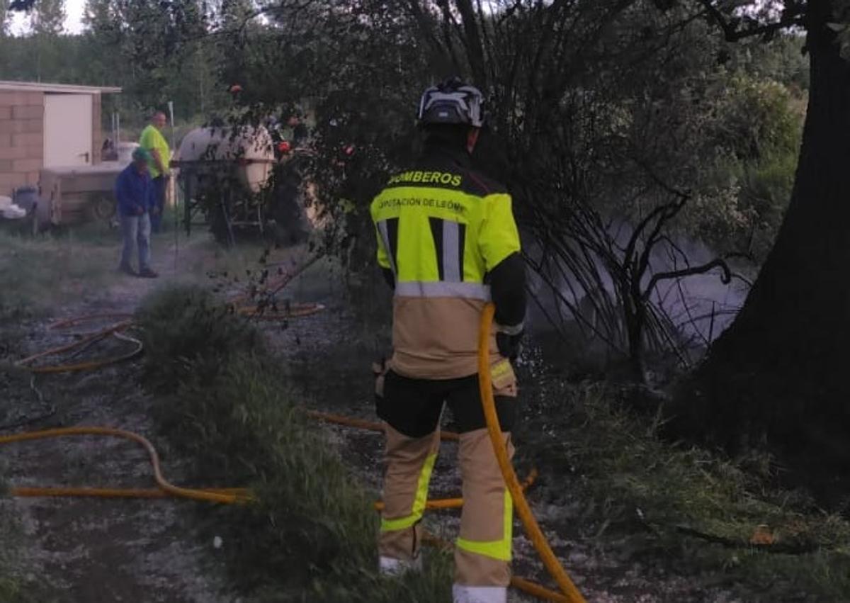 Imagen secundaria 1 - Imágenes de las intervenciones de Bomberos.