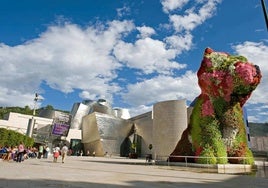 El Museo Guggenheim de Bilbao al fondo y Puppy en primer plano.