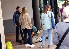 Agentes de paisano retienen al joven.