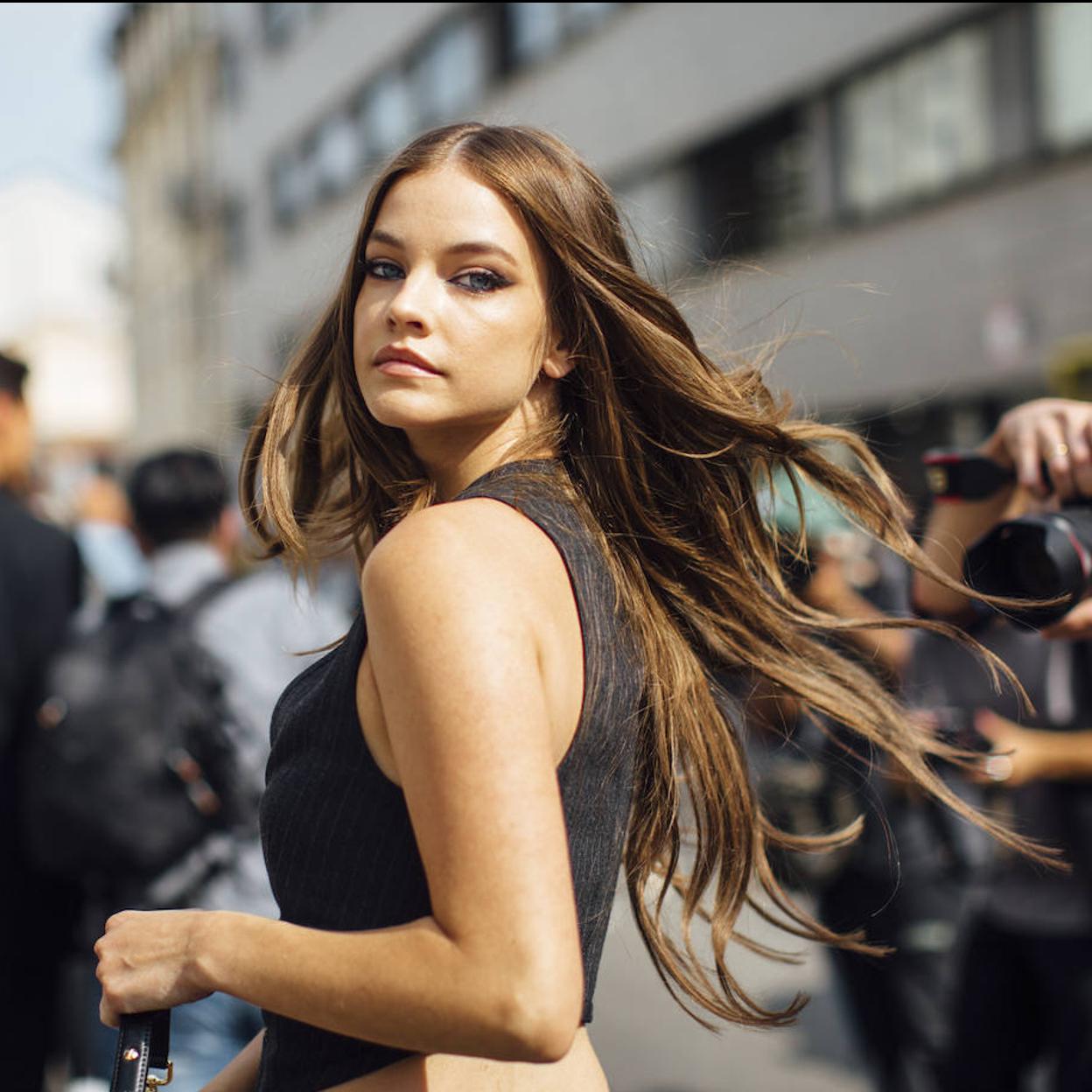 Modelo con color de pelo brillante