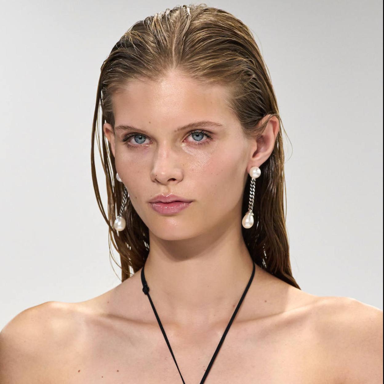 Wet look: cómo hacer el peinado efecto mojado estas fiestas