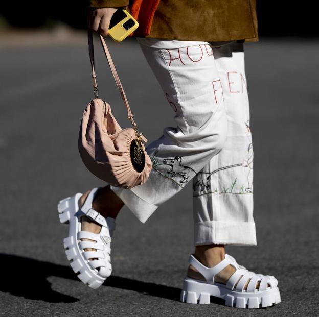 Tienes que fichar las sandalias metalizadas más cómodas del mundo porque serán las reinas de todos tus looks