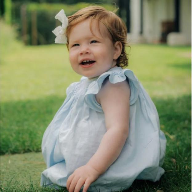 El único retrato que han compartido los duques de Sussex de su hija en sus redes sociales.