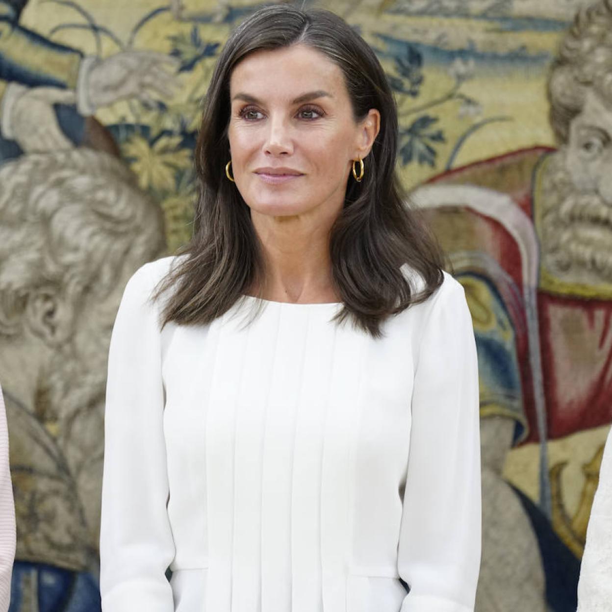 La reina Letizia vuelve al trabajo con un look de entretiempo perfecto