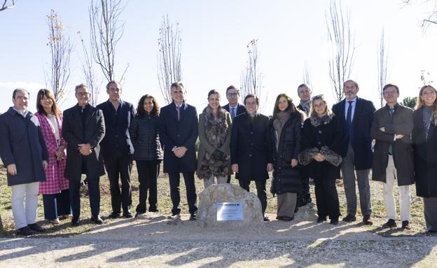El alcalde de Madrid, José Luis Martínez Almeida, y Samary Fernández Feito, impulsora del proyecto Líderes con Propósito, con algunos de los representantes de las empresas que han participado en la plantación del Bosque del Propósito.