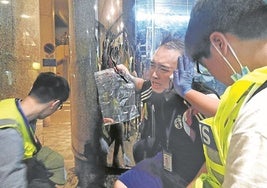 Un miembro del gobierno de Hong Kong es atendido después de haber sufrido un ataque con cuchillo que le cortó parte de la oreja.